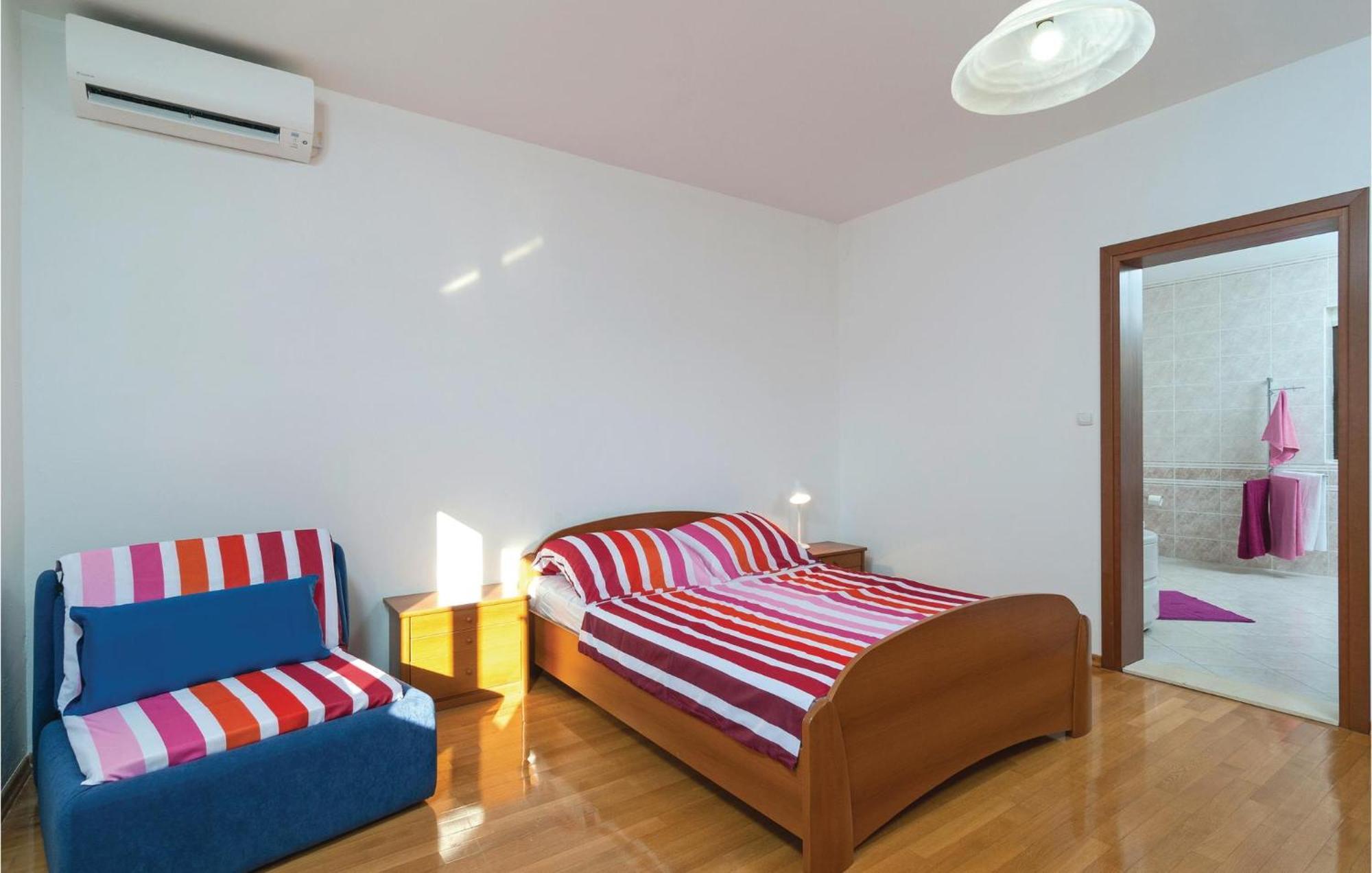 2 Bedroom Lovely Apartment In Bol Zewnętrze zdjęcie