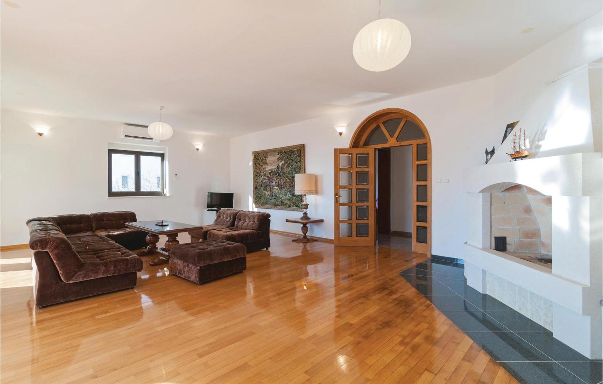 2 Bedroom Lovely Apartment In Bol Zewnętrze zdjęcie