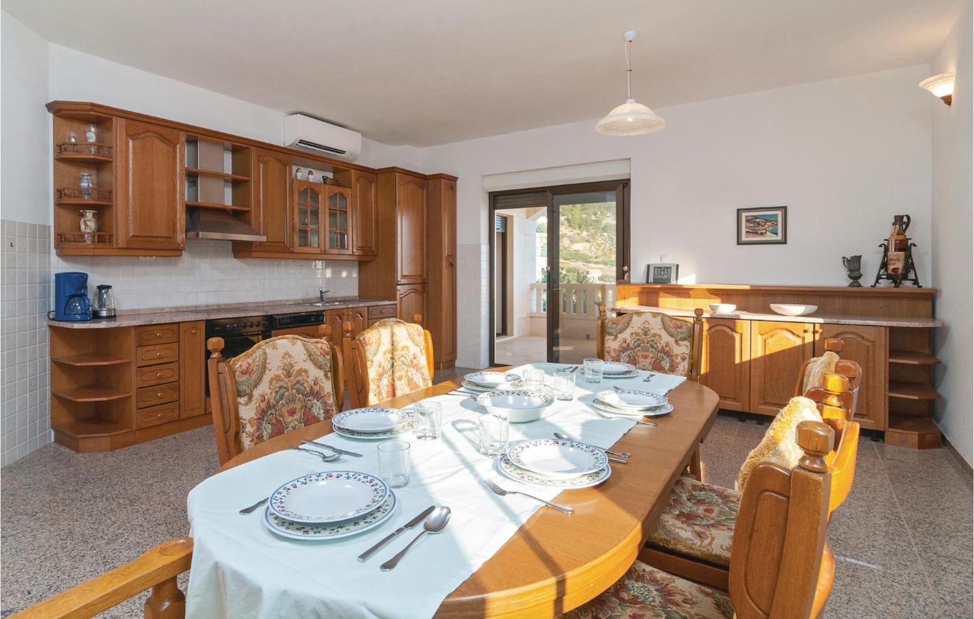 2 Bedroom Lovely Apartment In Bol Zewnętrze zdjęcie